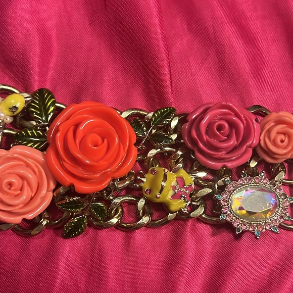 Betsey Johnson Rose Garden Collection chunky toggle Bracelet - Picture 3 of 7